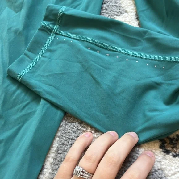 Lululemon Swift Speed HR Crop - size 8 -teal color - Picture 6 of 7